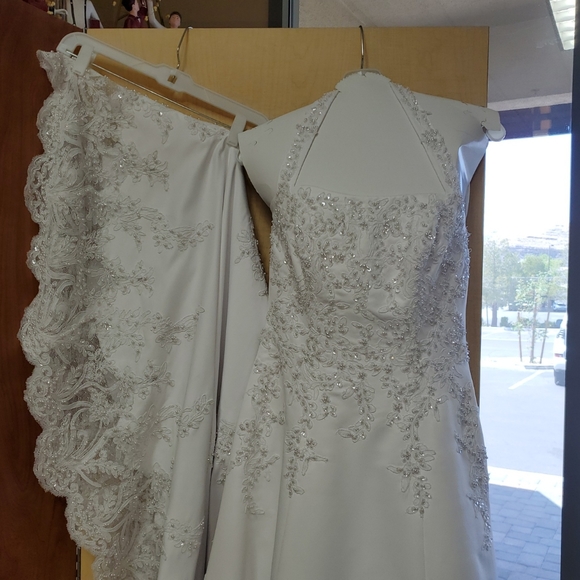 Brand new Davids Bridal Wedding Dress - Picture 1 of 17
